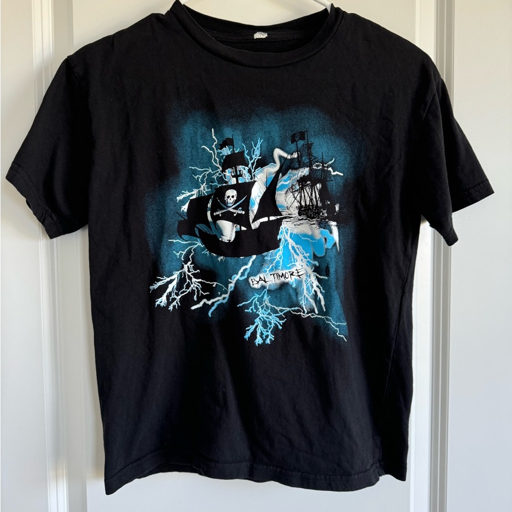 EUC. Boys Medium (8) Black Pirate Ship Graphic T-Shirt.
